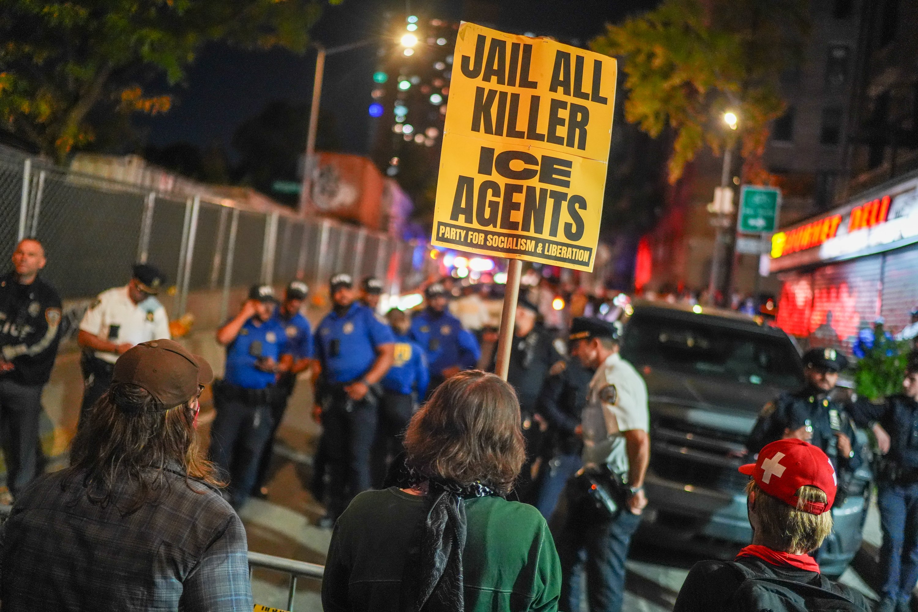 Un „străin ilegal cu antecedente penale” a fost împușcat de 7 ori de un agent ICE în New York. Militarul nu purta uniformă