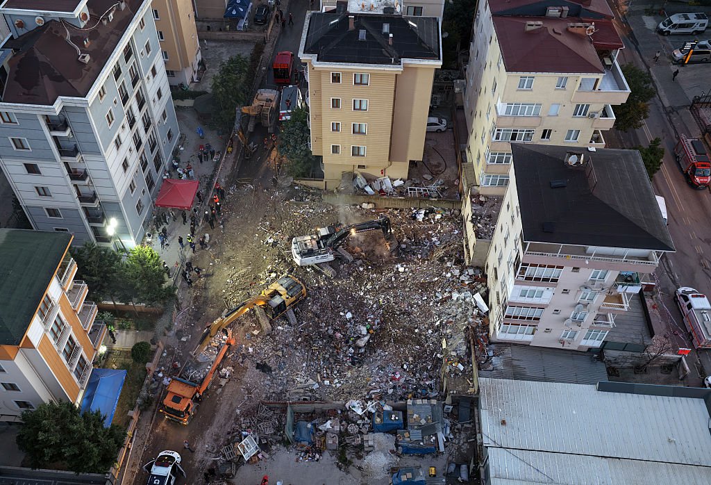 Cinci persoane au murit după prăbușirea unei clădiri în Istanbul. Alte 1.200 de construcții riscă să se dărâme