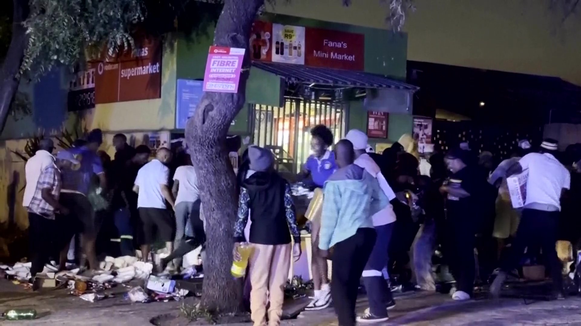 VIDEO. Magazine jefuite și zeci de mașini incendiate. Un val de violențe a izbucnit în Africa de Sud, din cauza imigranților