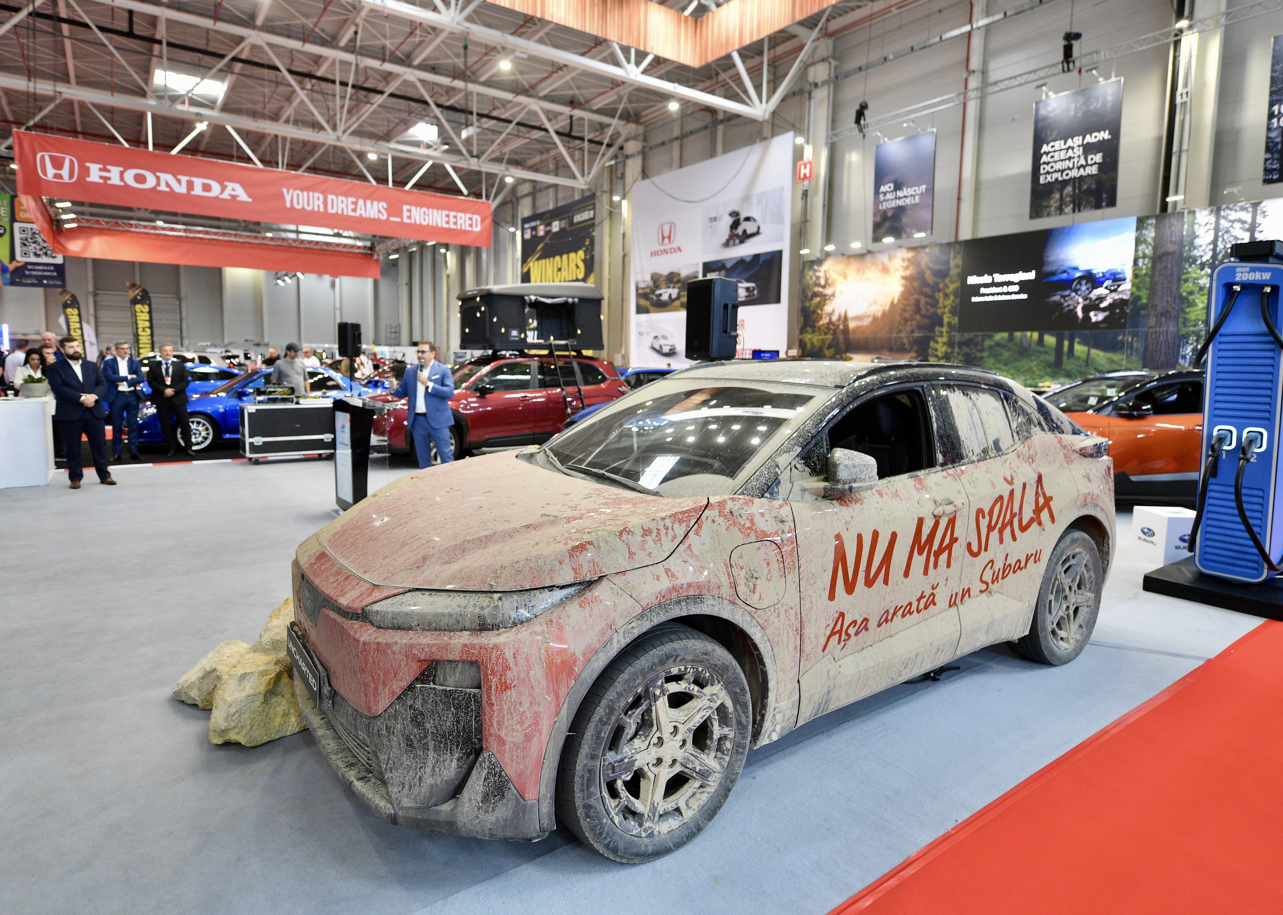 Salonul Auto Bucureşti 2026, în imagini. Un mare producător a expus o mașină extrem de murdară - „Nu mă spăla” | GALERIE FOTO