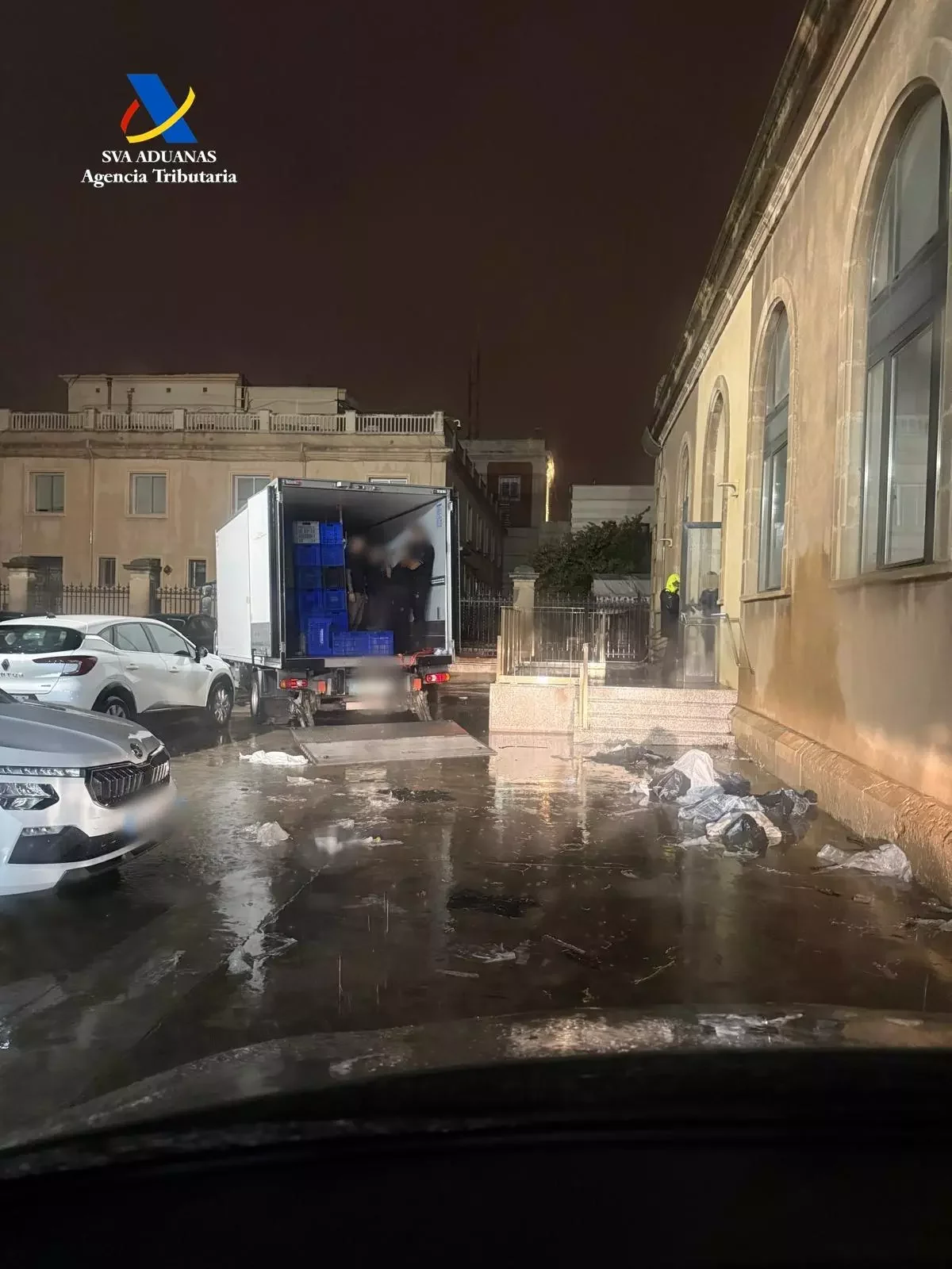 Un șofer român de TIR a fost „săltat” imediat după ce a debarcat în Valencia. Ce avea în remorcă. FOTO