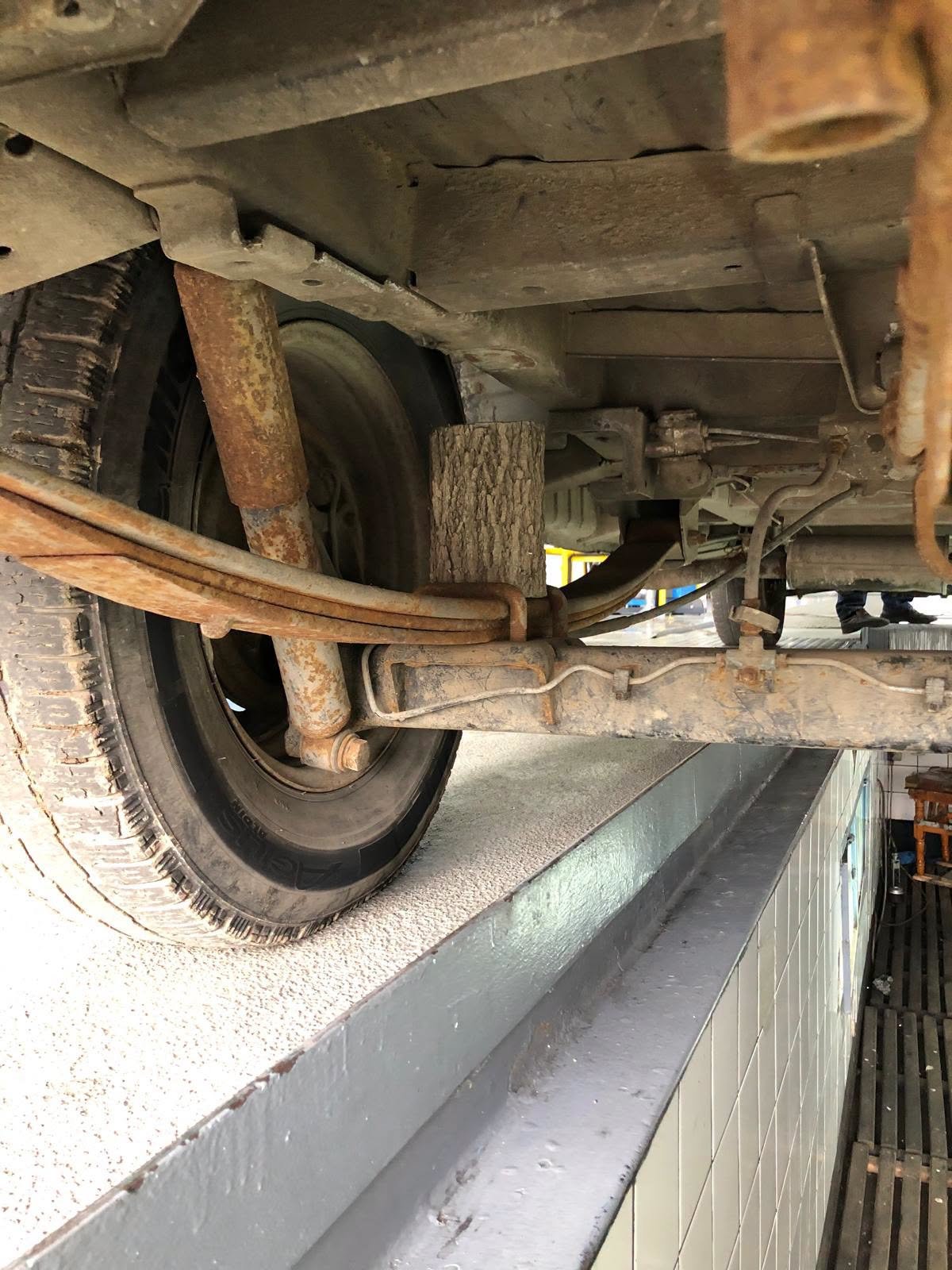 Mașini cu frâne dezactivate și improvizații periculoase, la RAR. Un vehicul avea buturugi de lemn în locul pieselor originale