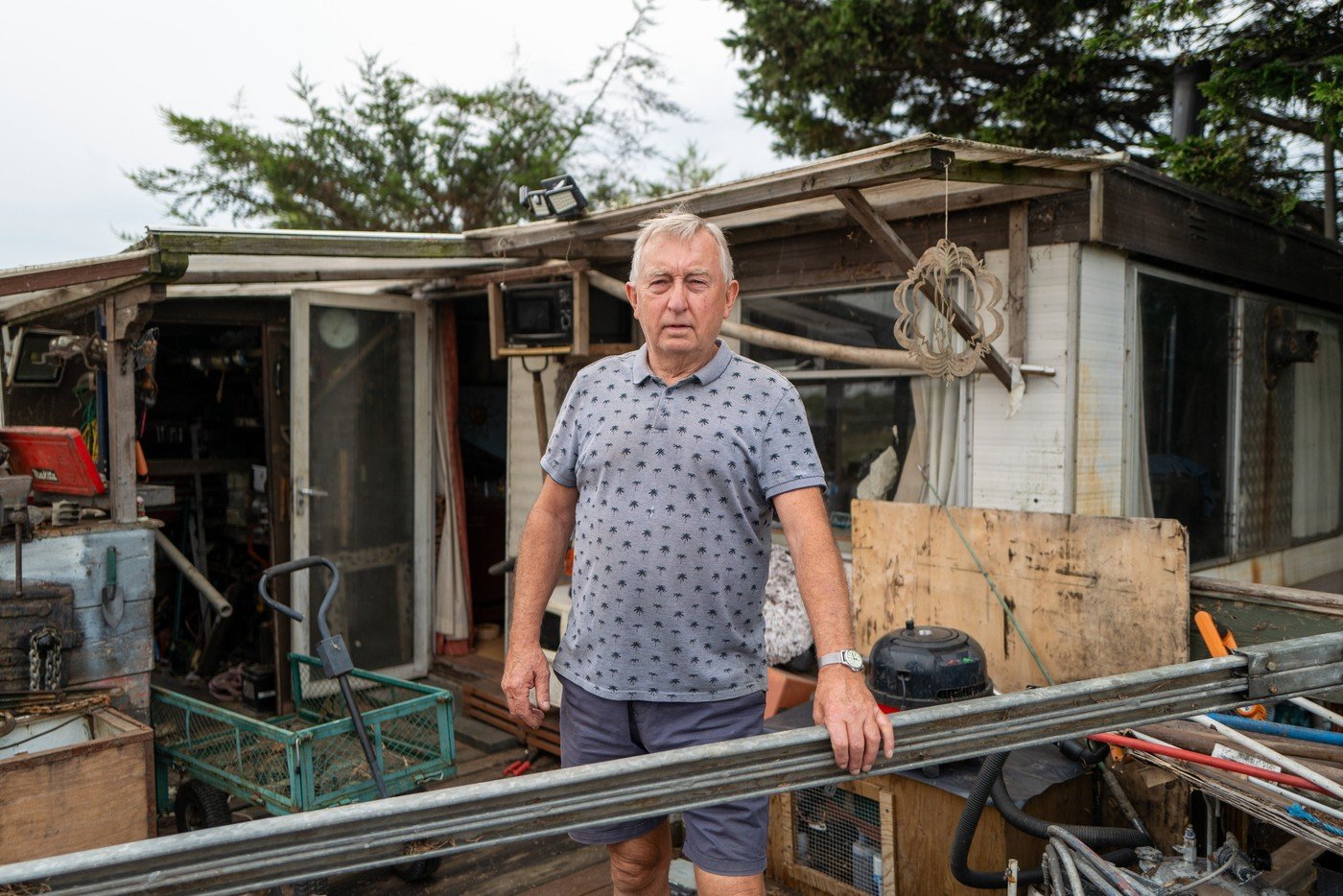 Un bărbat din UK s-a întors de la cumpărături și și-a găsit casa distrusă cu buldozerul. A pierdut inclusiv cenușa fiului său decedat