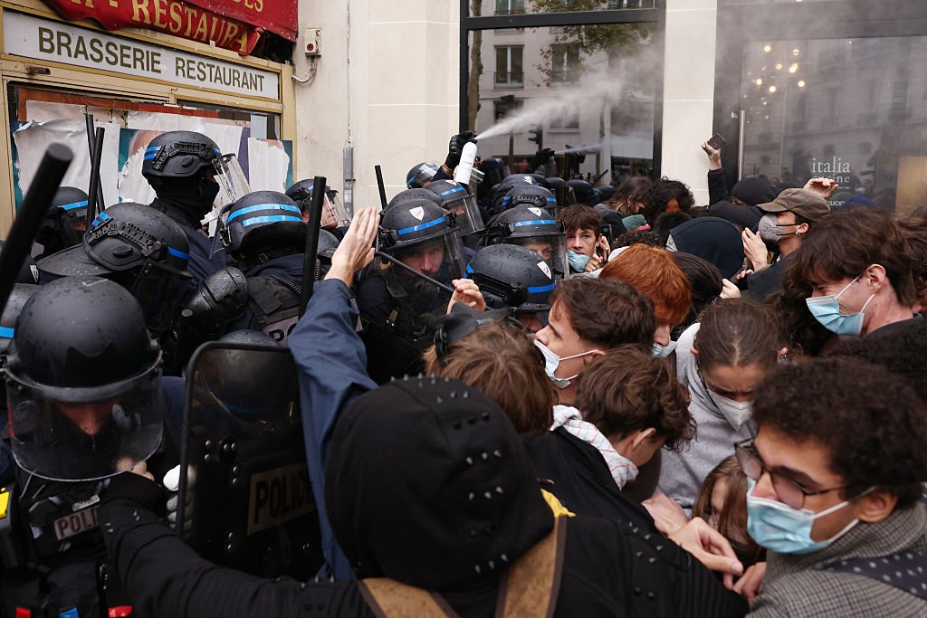 Încă o zi de proteste violente în Franța. Forțele de ordine au intervenit cu tunuri de apă și cu gaze lacrimogene