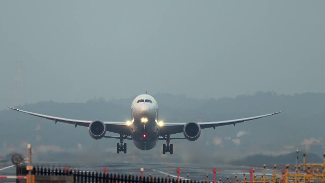 Alertă pe aeroportul Otopeni. Un avion cu 228 de pasageri s-a întors din drum după câteva minute și a aterizat de urgență