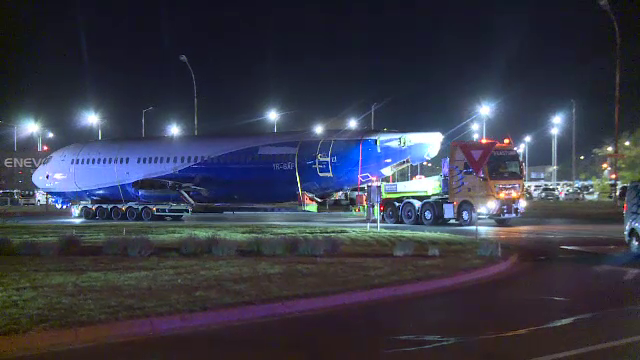 Un avion transportat cu escortă a rămas blocat sub un pod de pe DN1. Aeronava va fi transformată într-un loc de joacă