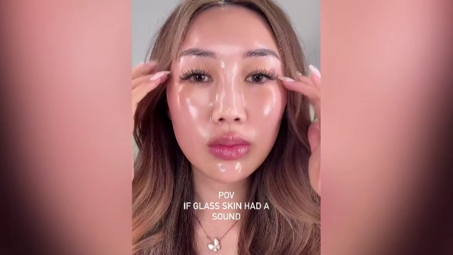 Trendul „glass skin” face furori pe rețelele sociale, dar poate afecta pielea. Dermatologii avertizează asupra riscurilor