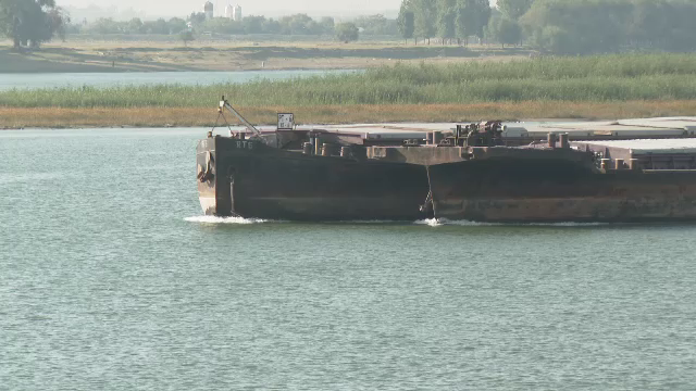 Traficul naval pe Dunăre, aproape paralizat între Cernavodă și Hârșova, din cauza scăderii nivelului apei și a unei nave blocate
