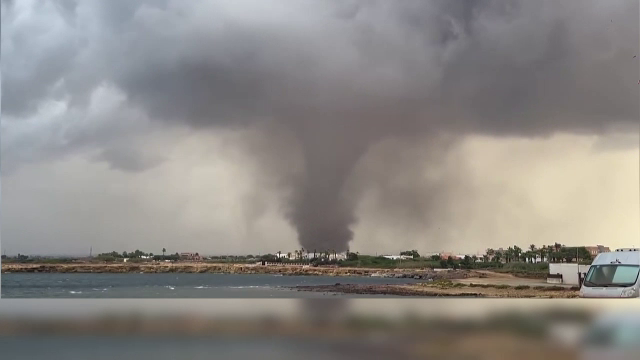 Scene de coșmar în Sicilia, după ce două tornade au măturat zona. Mașini răsturnate, clădiri avariate și copii răniți. „E ca în vreme de război”