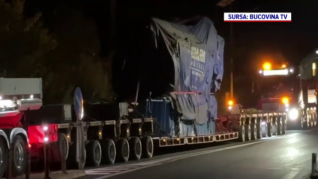 Blocaj în Suceava din cauza unui transport agabaritic de aproape 200 de tone. Camionul a rămas blocat într-un sens giratoriu