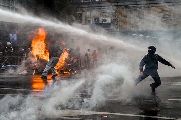 Încă o zi de proteste violente în Belgia. Poliția a folosit gaze lacrimogene și tunuri cu apă. GALERIE FOTO