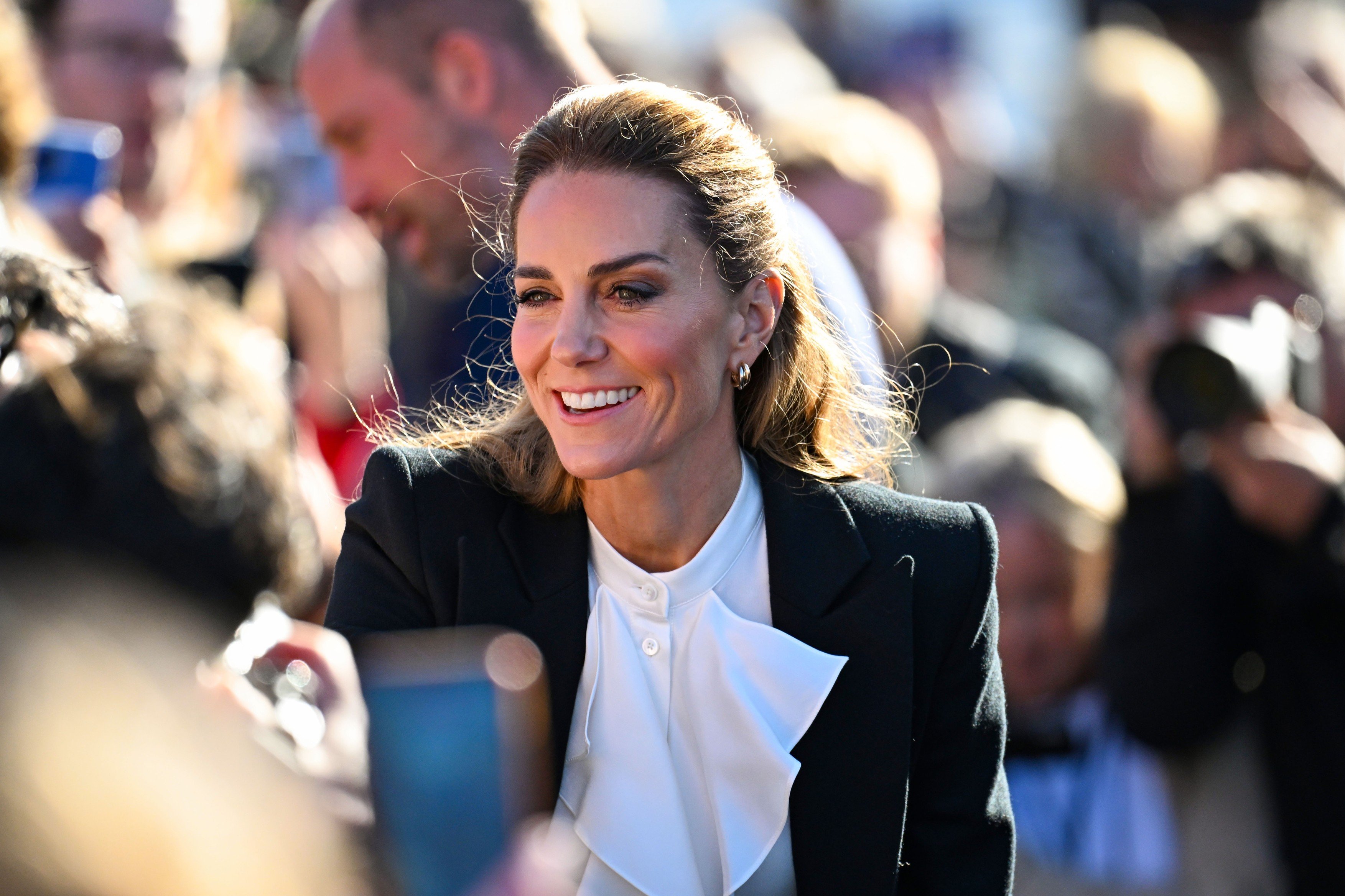 Prințesa Kate Middleton a atras atenția cu o ținută elegantă în timpul unei vizite-surpriză la Belfast, alături de prințul William