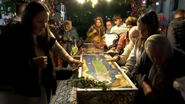 Peste 26.000 de credincioși stau la coadă la moaștele Sfintei Parascheva. Timpul de așteptare a ajuns la aproape 15 ore