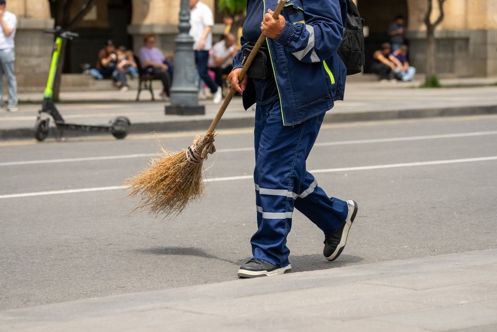 Cât câștigă un măturător stradal în Germania. Salariile pot ajunge la 40.000 de euro pe an