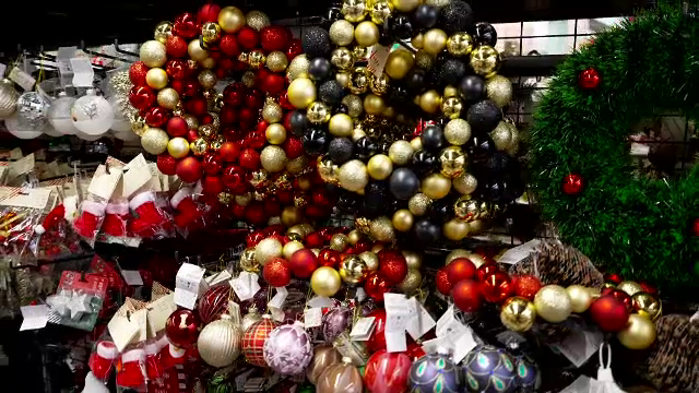 Articolele de Crăciun au apărut pe rafturi, printre decorațiunile de Halloween. Ce este fenomenul „Christmas Creep”