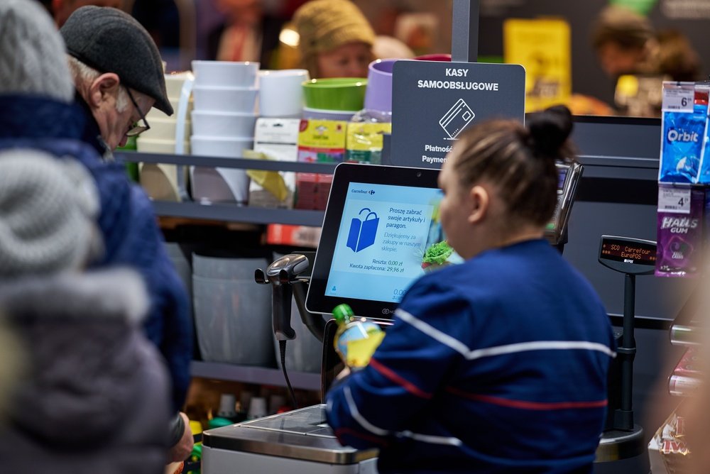 O angajată Carrefour a fost concediată după 15 ani din cauza unui cupon de reducere de 8 euro. Ce despăgubiri va primi