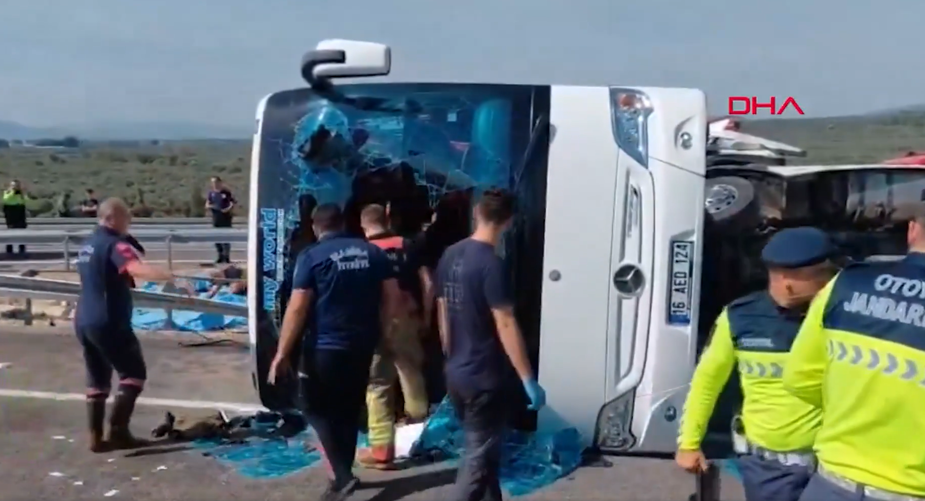 Tragedie pe o autostradă din Turcia: 11 morți și 27 de răniți după ce un autocar s-a ciocnit cu un camion și s-a răsturnat
