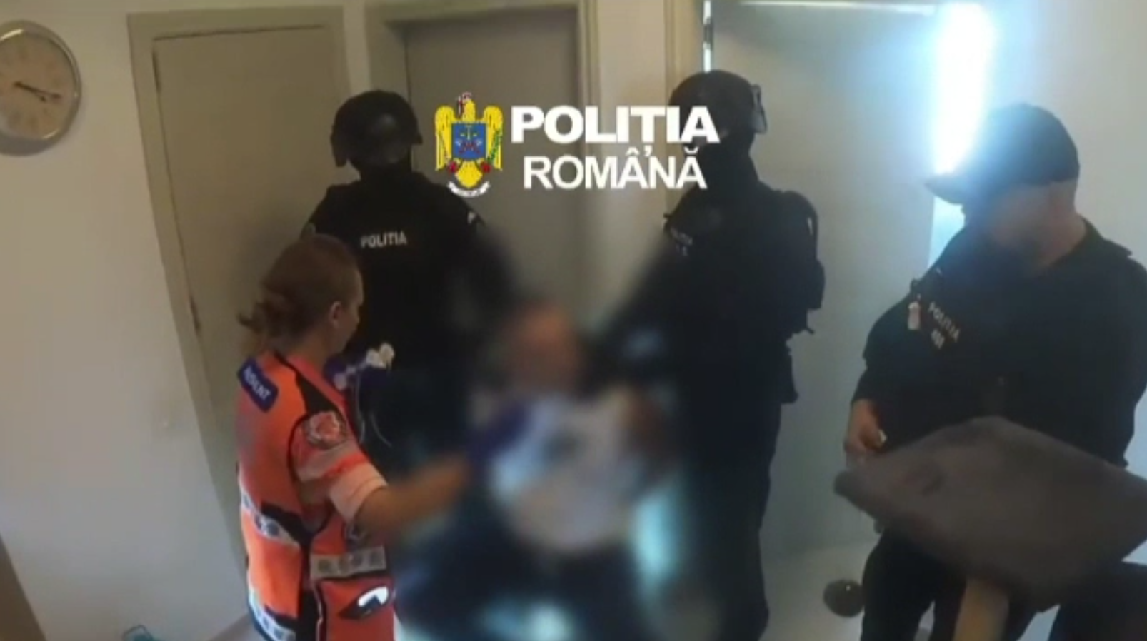 Scene dramatice în București. Un bărbat baricadat în apartament a atacat un polițist cu un cuțit. Agenții au deschis focul