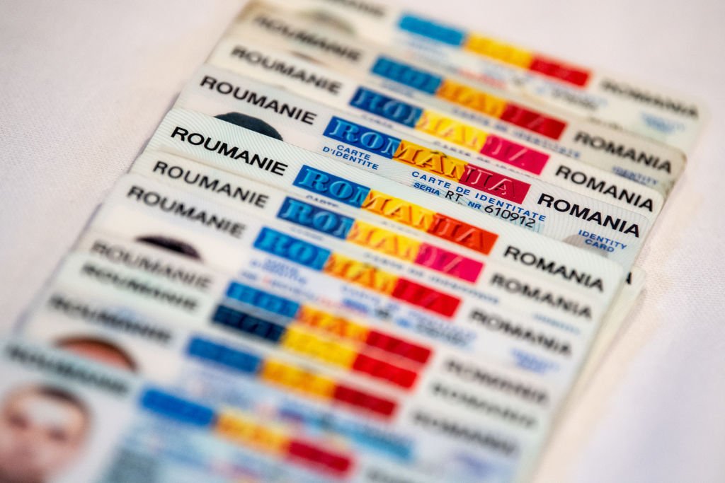 16 ruşi acuzaţi că au obţinut acte româneşti pe baza cetăţeniei române falsificate, trimişi în judecată. 1.702 buletine anulate