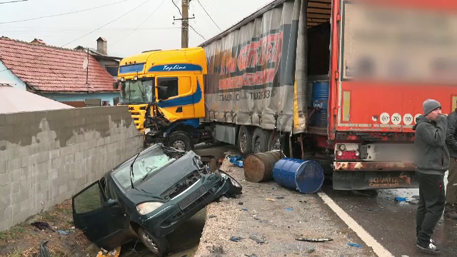 Un TIR a intrat pe contrasens și a spulberat o mașină pe DN 13, în Brașov, apoi s-a oprit într-un gard