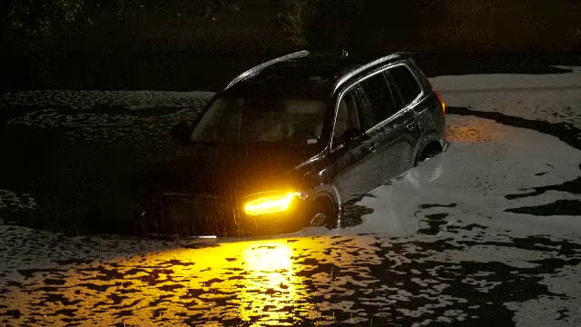 Un șofer a plonjat cu mașina în râul Dâmbovița, în București, după ce a rupt un indicator rutier