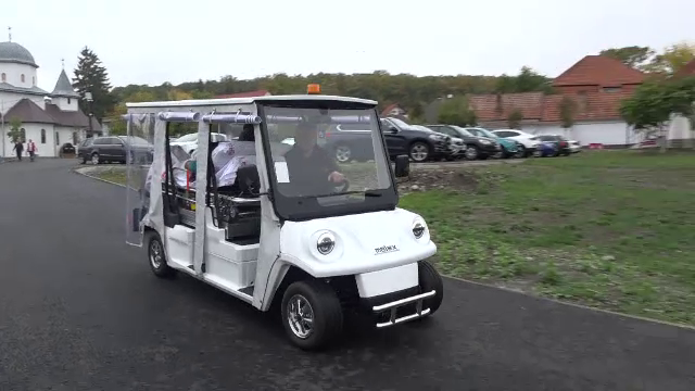 Mașinuță electrică dotată cu targă și defibrilator, la Spitalul din Reghin. Pacienții ajung mai ușor la investigații