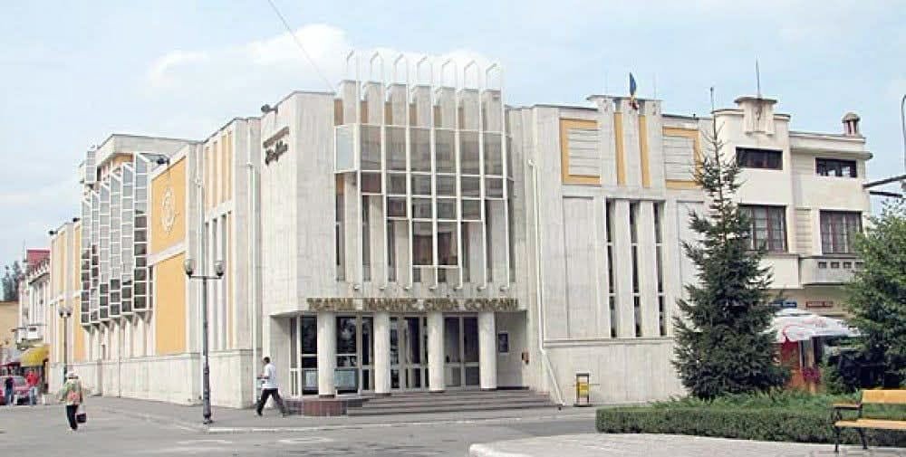Teatrul de stat din România în care actorii sunt obligați să se ferească de public, iar paznicul îi verifică dacă studiază