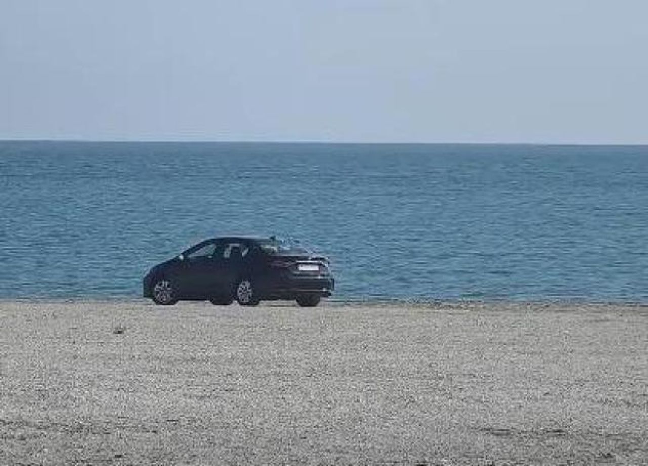 Amendă de 10.000 de lei pentru șoferul care a intrat cu mașina pe plaja Cap Aurora