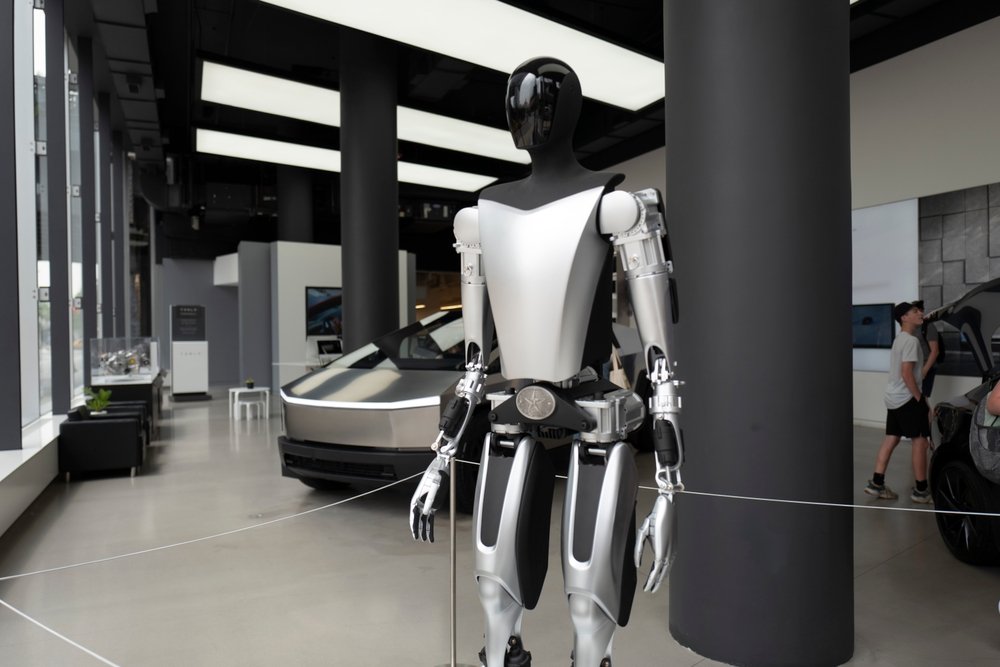 O adolescentă de 16 ani a fost hărțuită sexual de un robot în Germania. Doi tineri ar fi controlat aparatul de la distanță