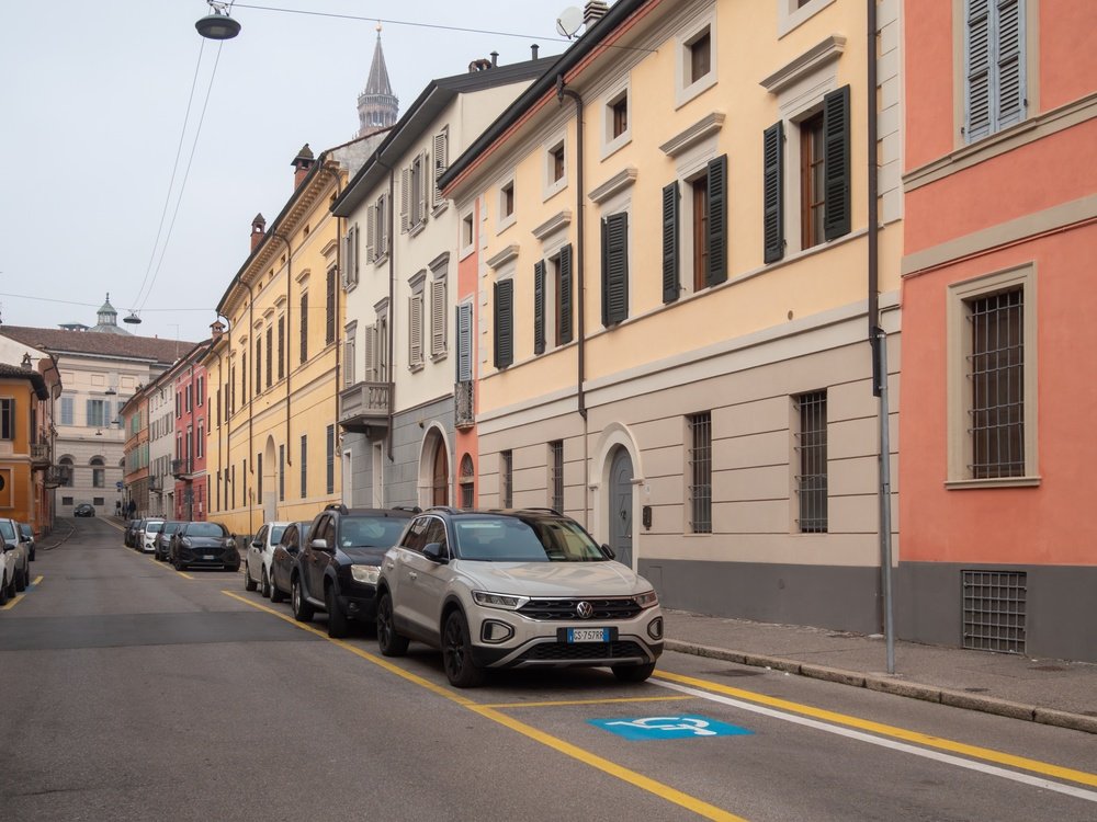 O șoferiță din Italia a primit 165 de amenzi în 4 luni din cauza unei erori la plăcuța de înmatriculare. Ce a decis instanța