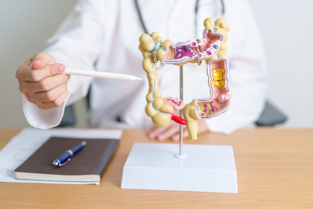 Bărbații sunt mai expuși riscului de cancer colorectal din cauza grăsimii interne. Ce investigații pot depista problemele