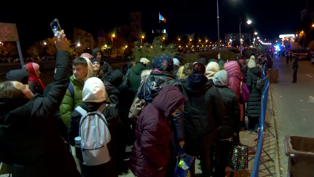 Ce au spus niște turiști din Norvegia despre pelerinajul la Sf. Parascheva. Liceeni din Iași au oferit credincioșilor gustări