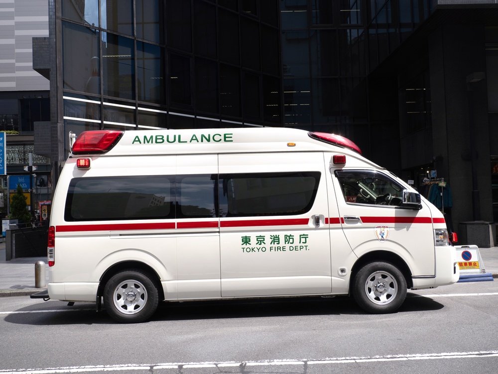 O tânără de 23 de ani a murit după ce un bărbat care a sărit de la etajul 11 a căzut peste ea, în Japonia. El a supraviețuit