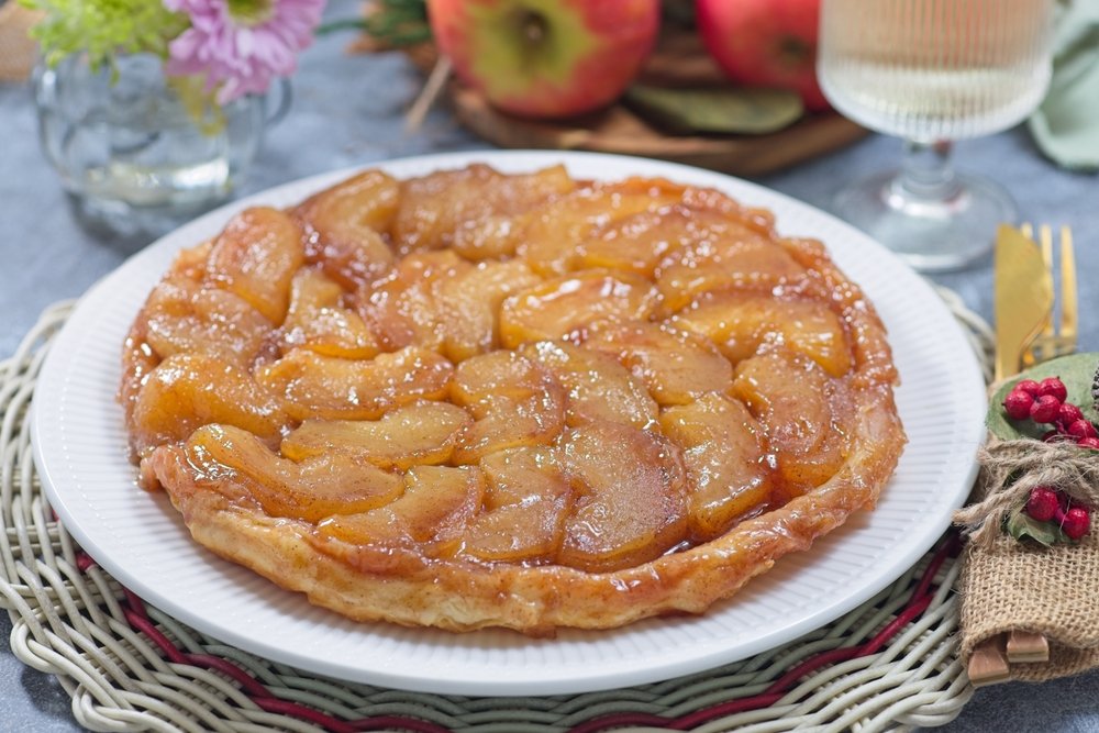 Prăjitură cu mere caramelizate la tigaie. Rețeta simplă care nu necesită cuptor
