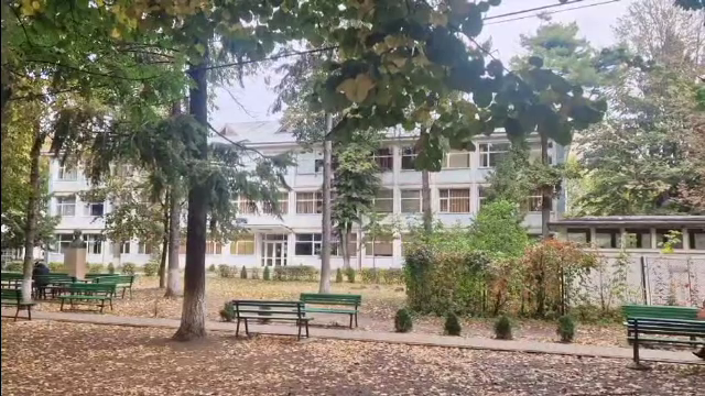Incident grav la un liceu din Bacău. O bucată de tencuială s-a desprins din tavan și a căzut peste două eleve