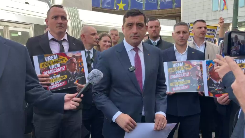 Protest în fața Parlamentului European, în sprijinul lui Călin Georgescu. George Simion participă la o conferință despre alegerile anticipate