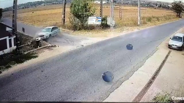 Momenetul în care bărbatul din Olt a făcut accident după ce a furat mașina în care se afla o copilă de șapte ani