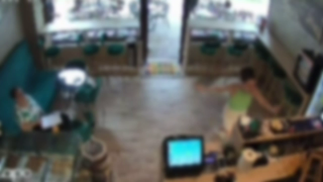 O femeie a atacat mai multe persoane, la întâmplare, în Constanța. Ce problemă de sănătate are suspecta