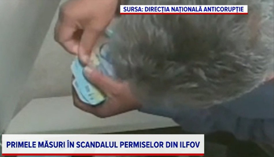 Cum ar fi fost obținute permise auto pe șpagă în Ilfov. Imaginile surprinse de camerele ascunse ale DNA
