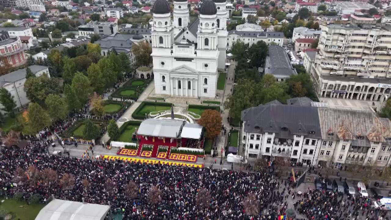 Rând de 5 kilometri la racla Sfintei Parascheva și 16 ore de așteptare în Iași