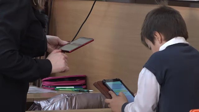Unele state revin la educația clasică și scrisul de mână. Ce impact are digitalizarea excesivă asupra copiilor