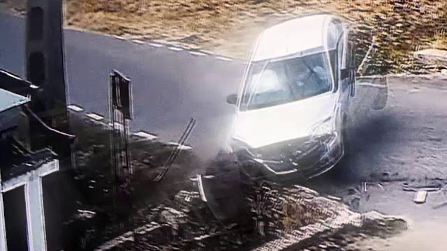 Bărbatul care a furat o mașină în care se afla un copil a făcut accident când fetița i-a cerut să oprească