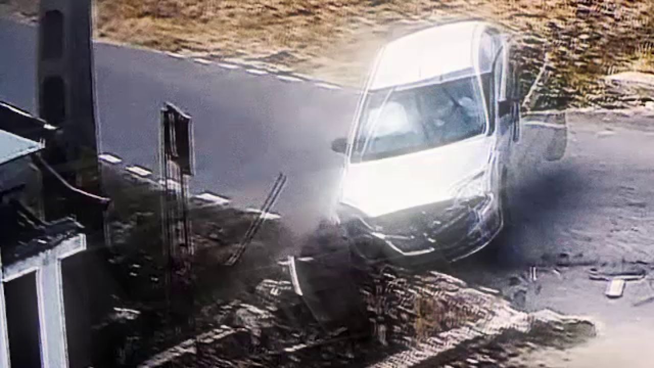 Bărbatul care a furat o mașină cu copil a făcut accident după ce fetița i-a cerut să oprească