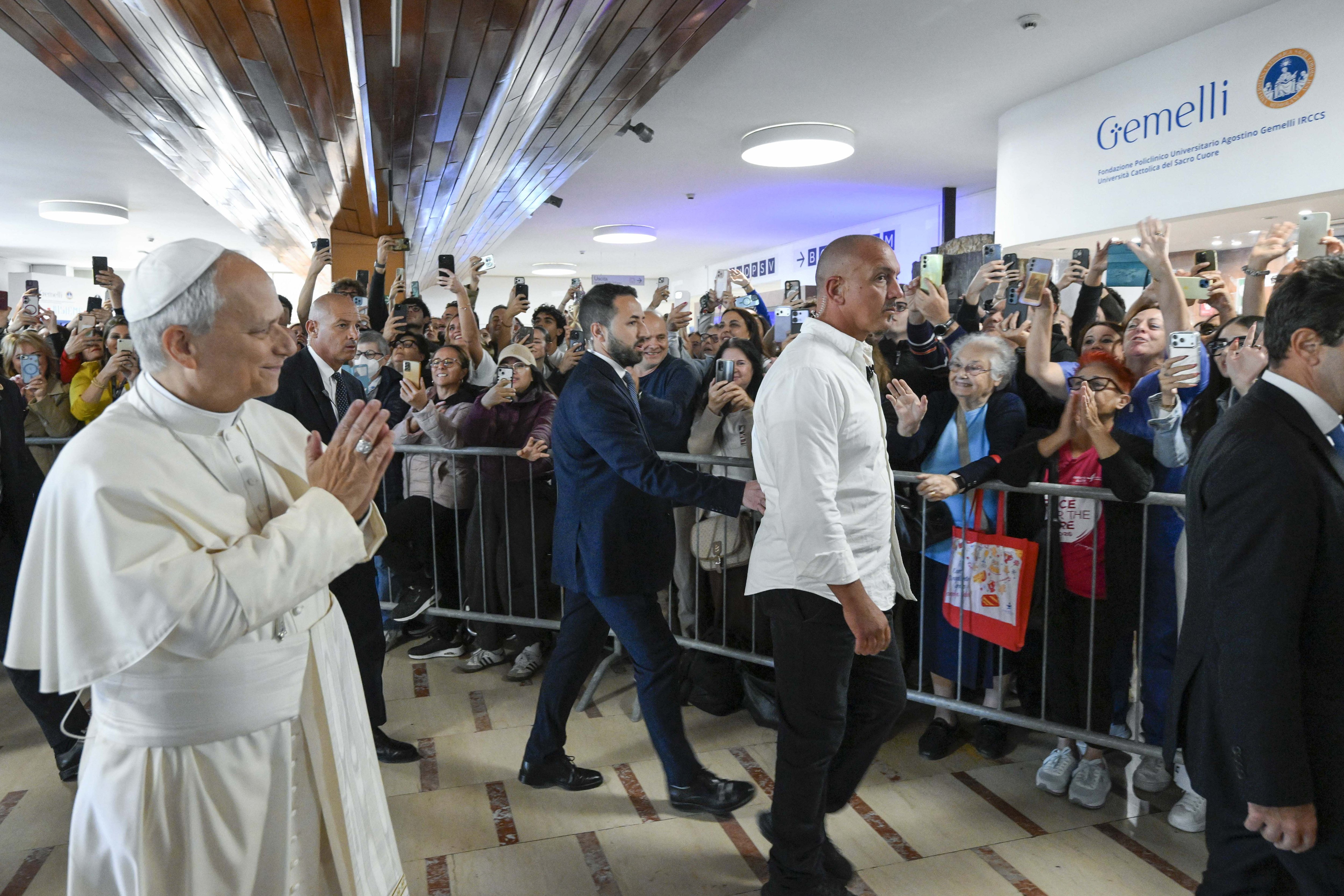 Ce planuri are papa Leon al XIV-lea după ce a fost operat. Motivul pentru care Suveranul Pontif a grăbit intervenția
