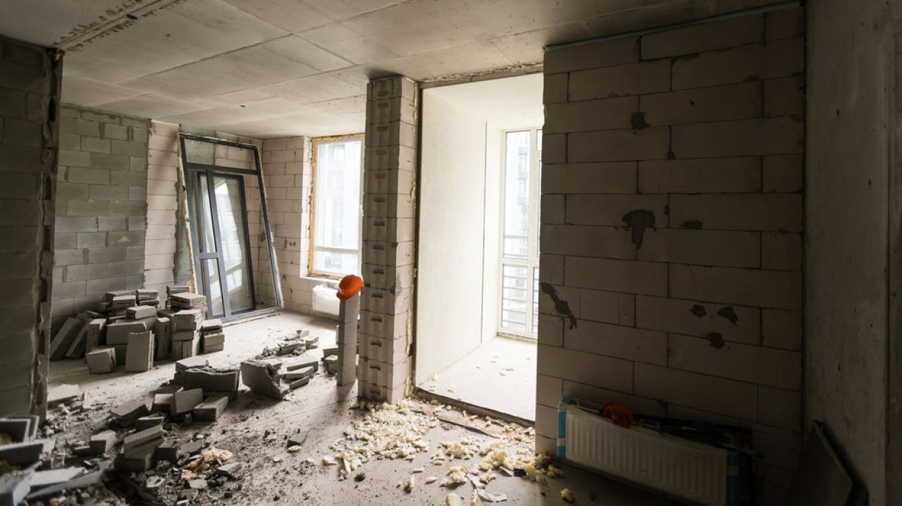 O tânără cumpără o casă veche cu 9.000 de euro, dar renovarea costă mai mult decât prețul achiziției