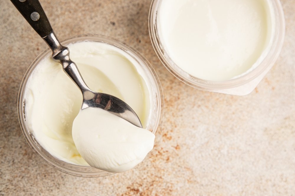 Skyr, iaurtul bogat în proteine care poate fi inclus ușor într-o dietă echilibrată. Ce beneficii are și de ce este special