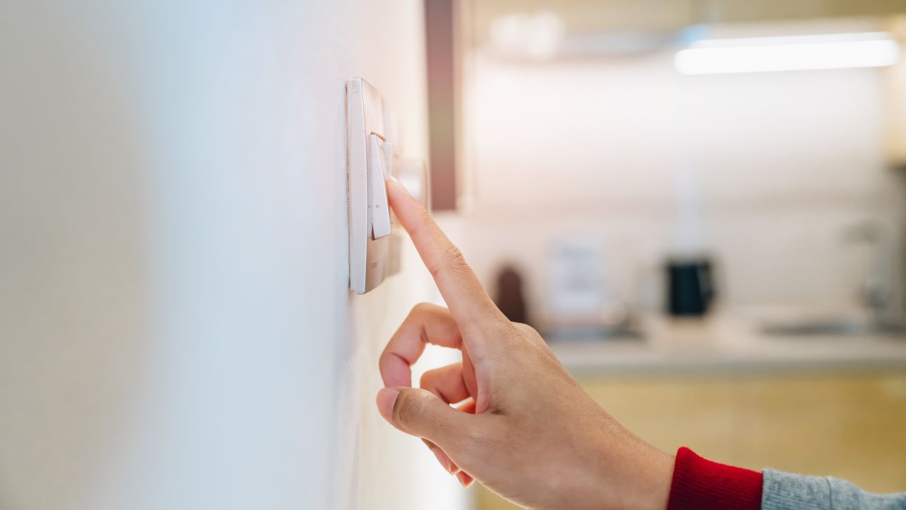 INS: Scădere semnificativă a consumului de energie electrică al populației în primele opt luni din 2026