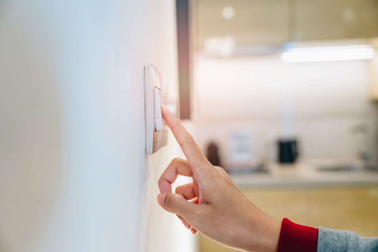Românii sting lumina. INS anunță o scădere semnificativă a consumului de energie electrică al populației