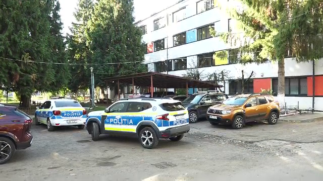 Panică la un liceu din Baia Mare. Un apel la 112 anunța că un elev își amenința colegii cu o armă
