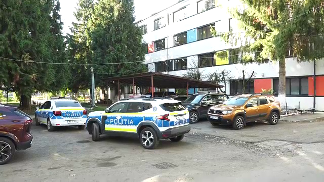Panică la un liceu din Baia Mare. Un elev și-a amenințat colegul cu o armă albă din gelozie